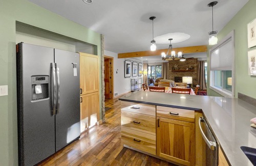 Sisters Condominio | Fourth Sister Retreat - Great location with fireplace, community pool & hot tub