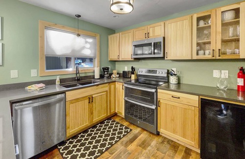 Sisters Condominio | Fourth Sister Retreat - Great location with fireplace, community pool & hot tub