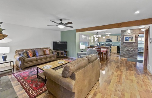 Sisters Condominio | Fourth Sister Retreat - Great location with fireplace, community pool & hot tub