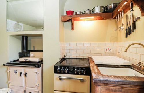 Bottlesford Casa | FOURWAYS, pet friendly, character holiday cottage in Pewsey