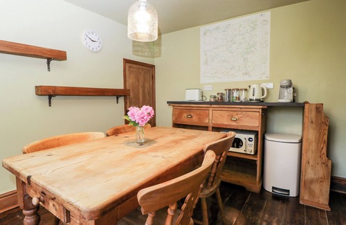 Bottlesford Casa | FOURWAYS, pet friendly, character holiday cottage in Pewsey