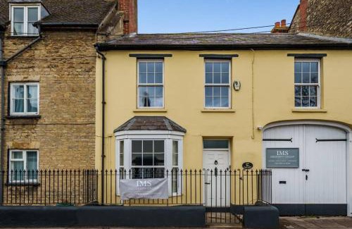Bicester Casa | Fox Cottage, within 5 min walk of Bicester Village