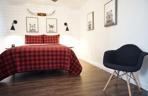 West Village Casa | Fox Den- Pet Friendly Suite In Shaver Lake