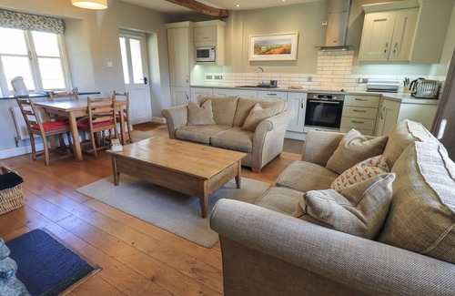 Thornthwaite Cabaña | FOX HOWE, pet friendly, with open fire in Thornthwaite