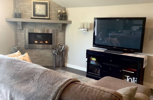 Fox Island Apartamento | FOX LODGE - Relax. Refresh. Restore. (2-bdrm, pool, hot tub & view!)