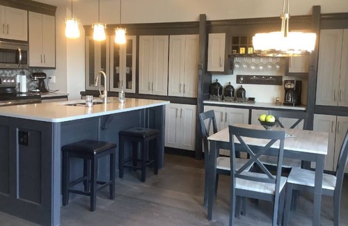 Fox Island Apartamento | FOX LODGE - Relax. Refresh. Restore. (2-bdrm, pool, hot tub & view!)