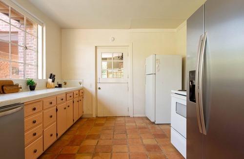 Roosevelt Casa | Fox Manor The Ultimate Fresno Getaway 5 Bedroom Home by RedAwning