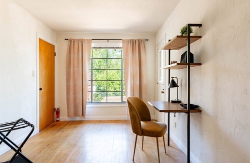 Roosevelt Casa | Fox Manor The Ultimate Fresno Getaway 5 Bedroom Home by RedAwning