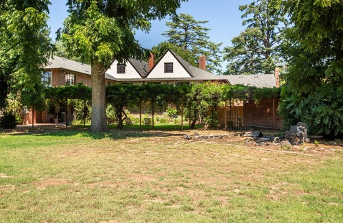 Roosevelt Casa | Fox Manor The Ultimate Fresno Getaway 5 Bedroom Home by RedAwning