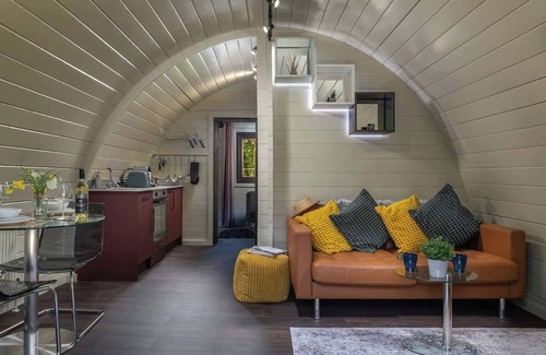Malmesbury Cabina | Luxury Glamping with a Hot Tub in The Cotswolds