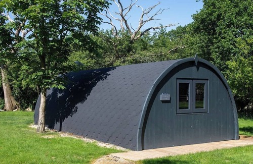 Malmesbury Cabina | Luxury Glamping with a Hot Tub in The Cotswolds