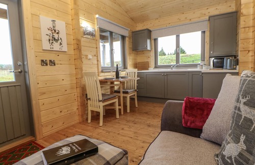 North Bitchburn Cabaña | FOXES DEN, pet friendly, with hot tub in Staindrop