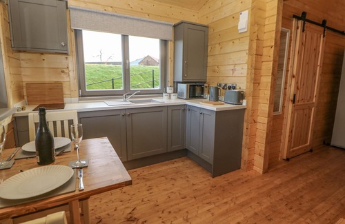 North Bitchburn Cabaña | FOXES DEN, pet friendly, with hot tub in Staindrop
