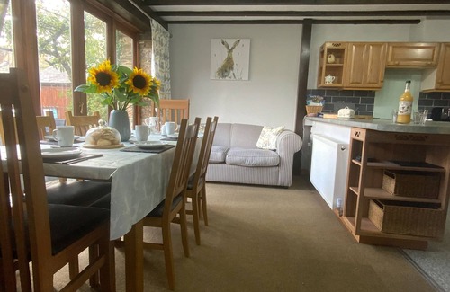 South Brent Cabaña | FOXGLOVE BARN, family friendly, with hot tub in South Brent