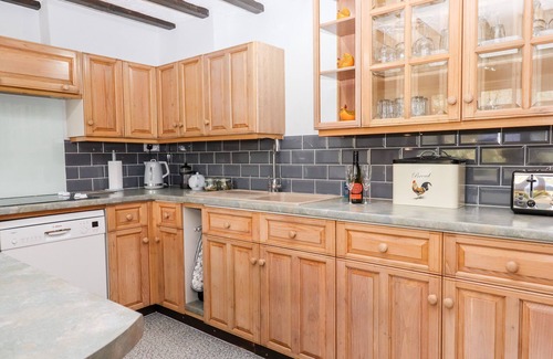 South Brent Cabaña | FOXGLOVE BARN, family friendly, with hot tub in South Brent