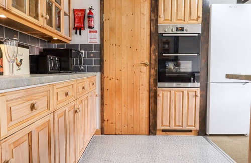 South Brent Cabaña | FOXGLOVE BARN, family friendly, with hot tub in South Brent