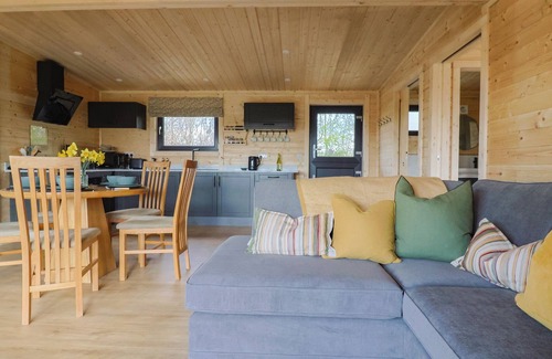 Chard Cabaña | FOXGLOVE, family friendly, character holiday cottage in Chard