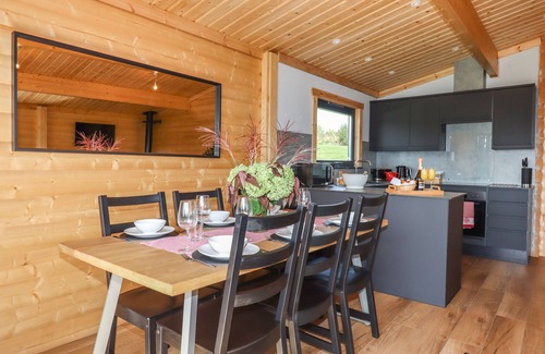 Sticklepath Cabaña | FOXGLOVE LODGE, pet friendly, with hot tub in Hittisleigh