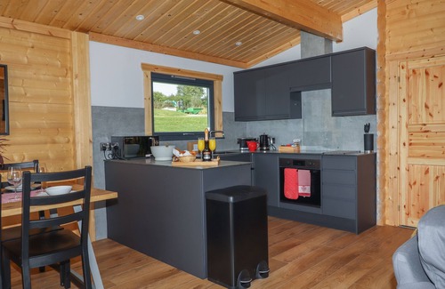 Sticklepath Cabaña | FOXGLOVE LODGE, pet friendly, with hot tub in Hittisleigh