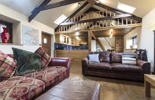 Tiers Cross Casa | Foxglove - Luxurious Barn Conversion - Blossom Farm