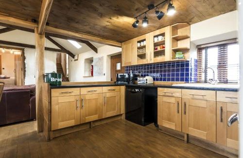Tiers Cross Casa | Foxglove - Luxurious Barn Conversion - Blossom Farm