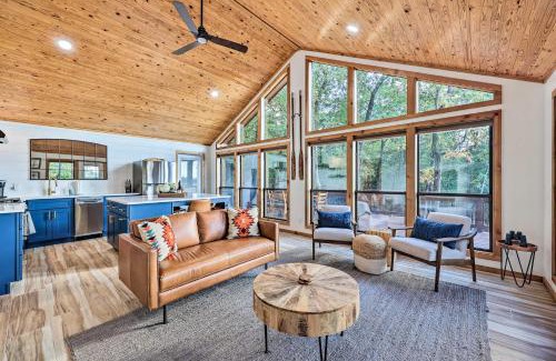 Rogers Casa | Foxtail Cabin Retreat Steps to Beaver Lake!