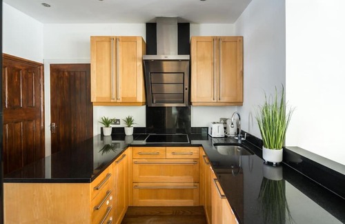 Childs Hill Apartamento | Foxter Properties Golders Green 4-bedroom house with patio