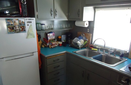 Bombay Beach Casa | FOY SPA RESORT Niland Retro1958 Spartan Mobile Home Gym-Pools-pickleballle ball
