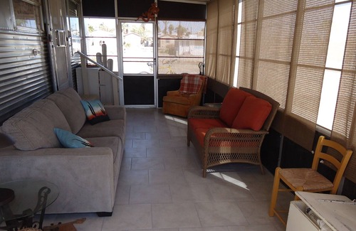 Bombay Beach Casa | FOY SPA RESORT Niland Retro1958 Spartan Mobile Home Gym-Pools-pickleballle ball