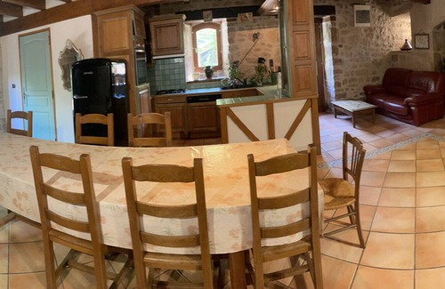 Camps-Saint-Mathurin-Leobazel Casa | Casa de vacaciones "Les Fourniols" con jardín privado y piscina interior compartida