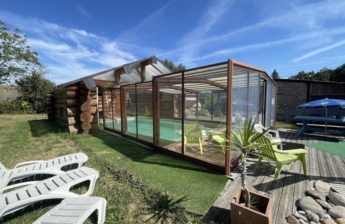 Camps-Saint-Mathurin-Leobazel Casa | Casa de vacaciones "Les Fourniols" con jardín privado y piscina interior compartida