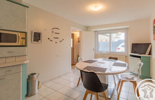 Saint-Georges-des-Gardes Cabaña | ¡Escápate a un encantador gîte familiar con terraza, cerca de viñedos y actividades diversas!
