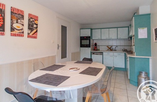 Saint-Georges-des-Gardes Cabaña | ¡Escápate a un encantador gîte familiar con terraza, cerca de viñedos y actividades diversas!