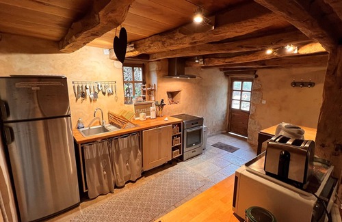 Rouffignac-Saint-Cernin-de-Reilhac Casa | Antiguo granero renovado con piscina privada y jardín.