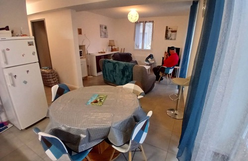 Saint-Geniez-d'Olt Apartamento | Charming T4 duplex in the heart of the village