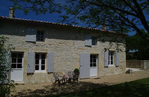 Saint-Hilaire-de-Villefranche Casa | Amplia casa de campo Charentais entre campos de girasoles y viñedos