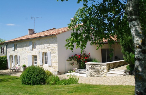 Saint-Hilaire-de-Villefranche Casa | Amplia casa de campo Charentais entre campos de girasoles y viñedos