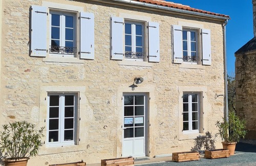 Saint-Martin-Lars-en-Sainte-Hermine Casa | Restored village house near a pond and green spaces for hiking