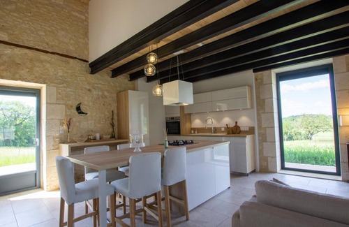 Sorges-et-Ligueux-en-Perigord Cabaña | Casa con aire acondicionado, terraza y Wi-Fi, admite mascotas, cerca del Périgord Verde