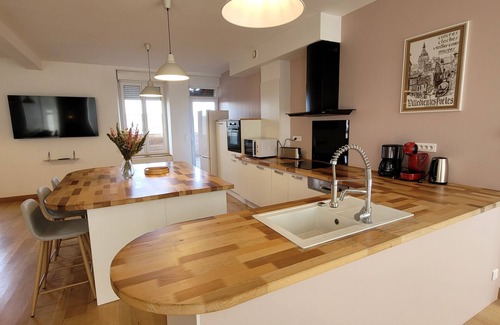 Villedieu-les-Poeles Casa | Family gite, SPA, games room with table soccer, pool table