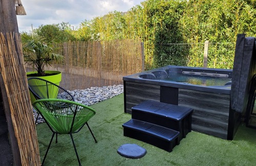 Villedieu-les-Poeles Casa | Family gite, SPA, games room with table soccer, pool table