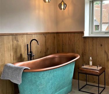 Benenden Casa | Frame Farm - Sleeps 20 in 1-6 Weaver's Cottages & The Byre barn