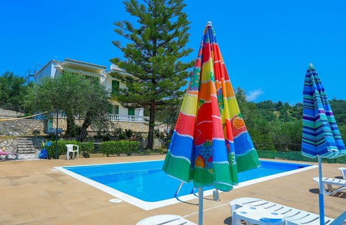Agios Spyridon Corfu Apartamento | Apartamento Fran: apartamento acogedor con piscina compartida, opciones de desayuno y cerca de la playa