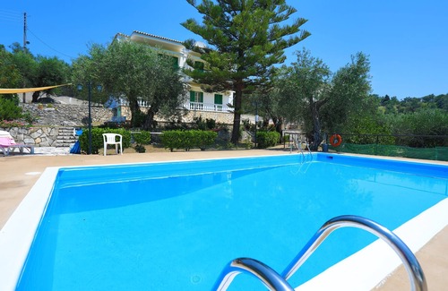 Agios Spyridon Corfu Apartamento | Apartamento Fran: acogedor apartamento con piscina compartida, opciones de desayuno y cerca de la playa