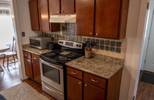 Franconia Apartamento | Franconia Fab: 2BR 1BA Ski Retreat nr Cannon Mtn-Kid & Fido Friendly!