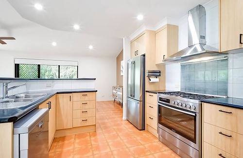 Hyland Park Casa | Frangipani is a grand 5 bedroom home situated by the water’s edge in the quiet Hyland Park