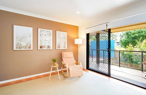 Hyland Park Casa | Frangipani is a grand 5 bedroom home situated by the water’s edge in the quiet Hyland Park