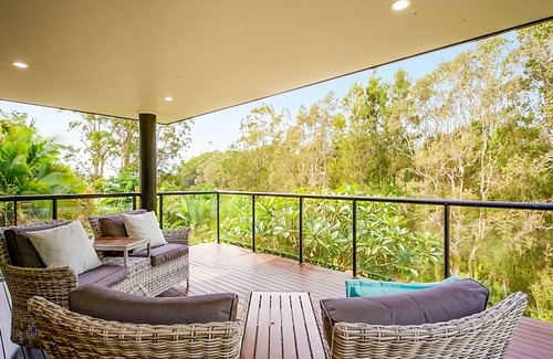 Hyland Park Casa | Frangipani is a grand 5 bedroom home situated by the water’s edge in the quiet Hyland Park