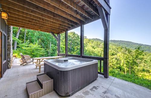 Franklin Casa | Franklin Cabin with Hot Tub and Pool Table!