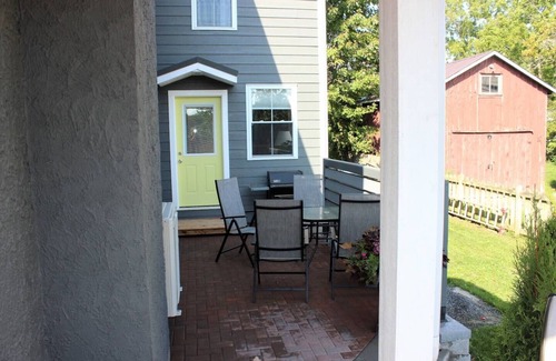 Prince Edward Casa | Franklin's Corner Overlooking Picton Bay